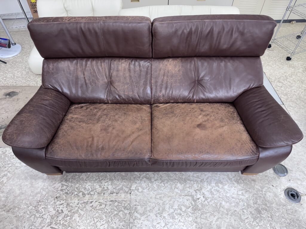 カリモク家具の二人掛けソファーのリカラー施工【After】🌟